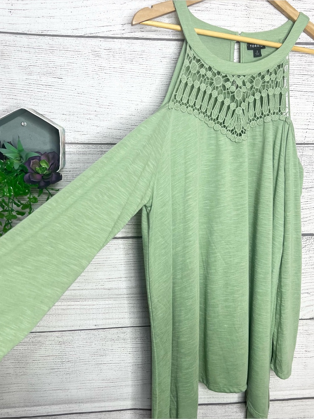 TORRID Green Crochet Neck Cold Shoulder Long Sleeve Sharkbite Hem Top Size 2X - Picture 7 of 16